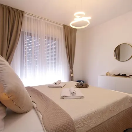 With A Parking Space - 20637 Apartman Fazana